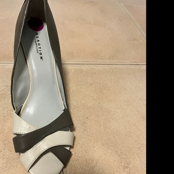 NWT! Kenneth Cole Reaction Leather Wedge - Grey/White - Size 8.5 - Picture 2 of 4